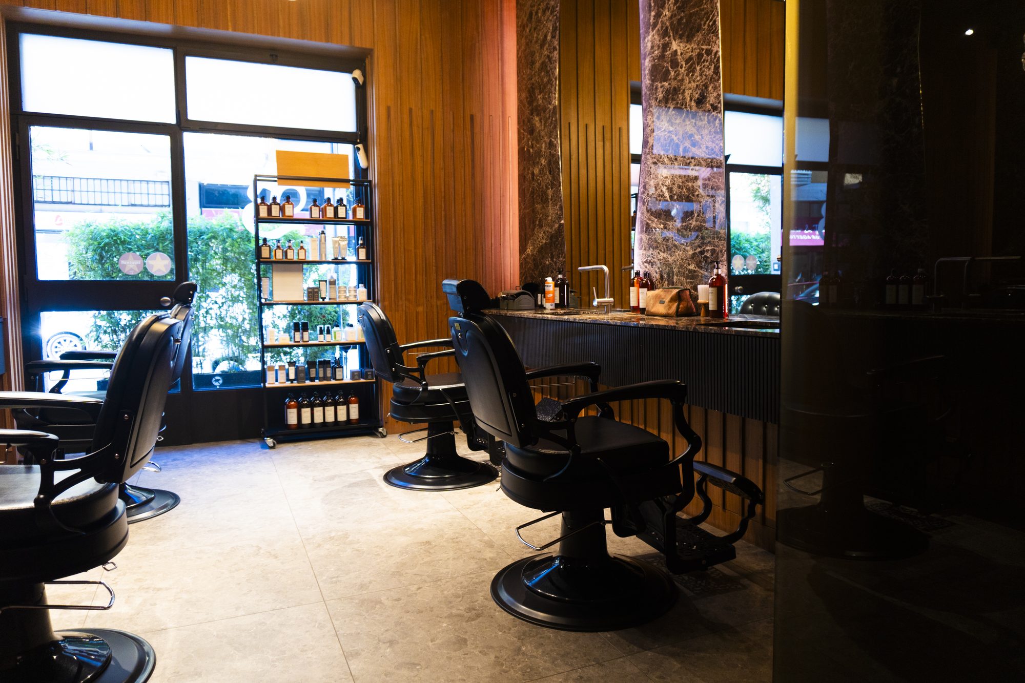 Sala barberia con luce naturale dalla vetrata
